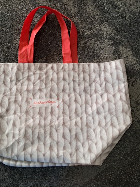 Anthropologie Handbags - Anthropologie Cream Knit-Pattern Tote with Coral Handles